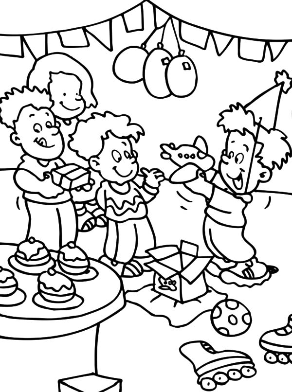 Birthday Present Coloring Page at GetColorings.com | Free printable ...